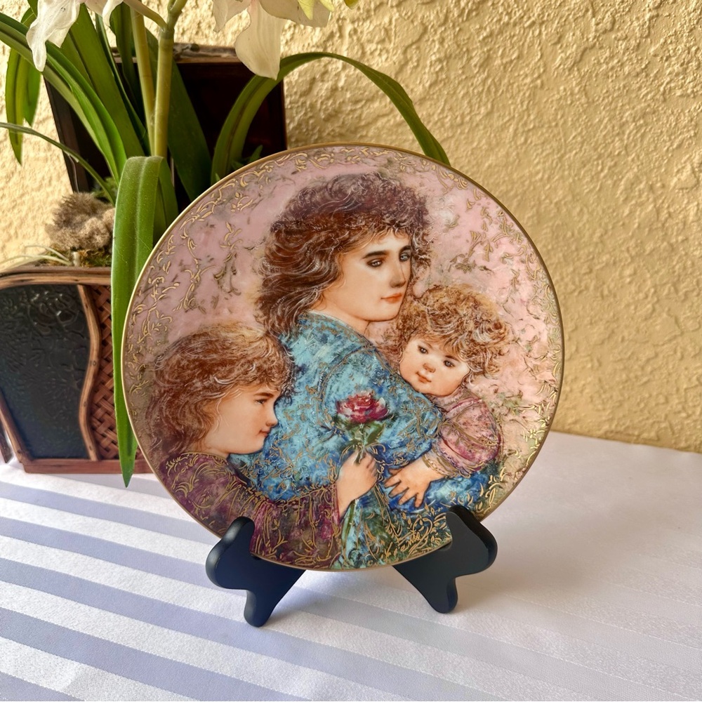 HIBEL designs Mother’s Day plate 1990